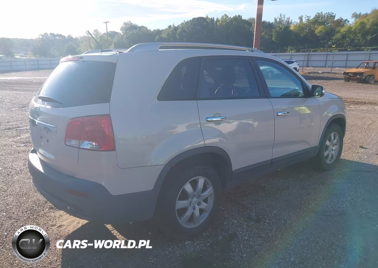 2011 Kia Sorento Lx VIN:5XYKT4A14BG085047 - 4