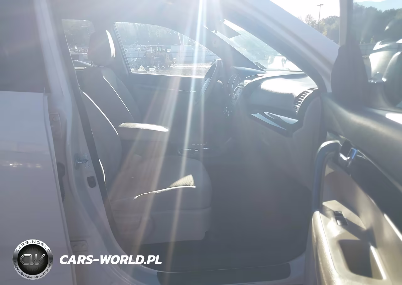 2011 Kia Sorento Lx VIN:5XYKT4A14BG085047 - 5