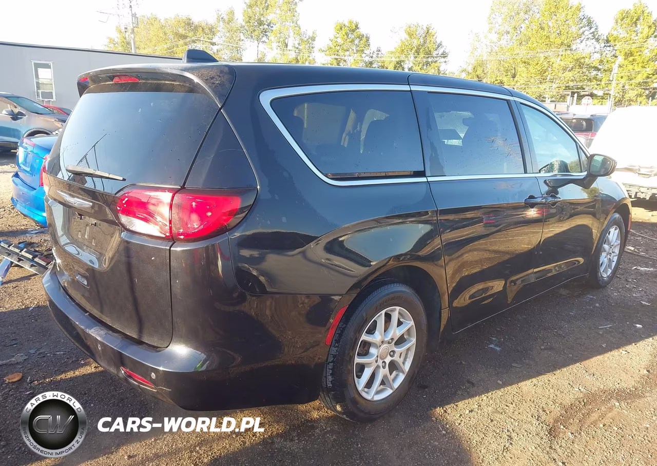 2017 Chrysler Pacifica Touring VIN:2C4RC1DG5HR517372 - 4