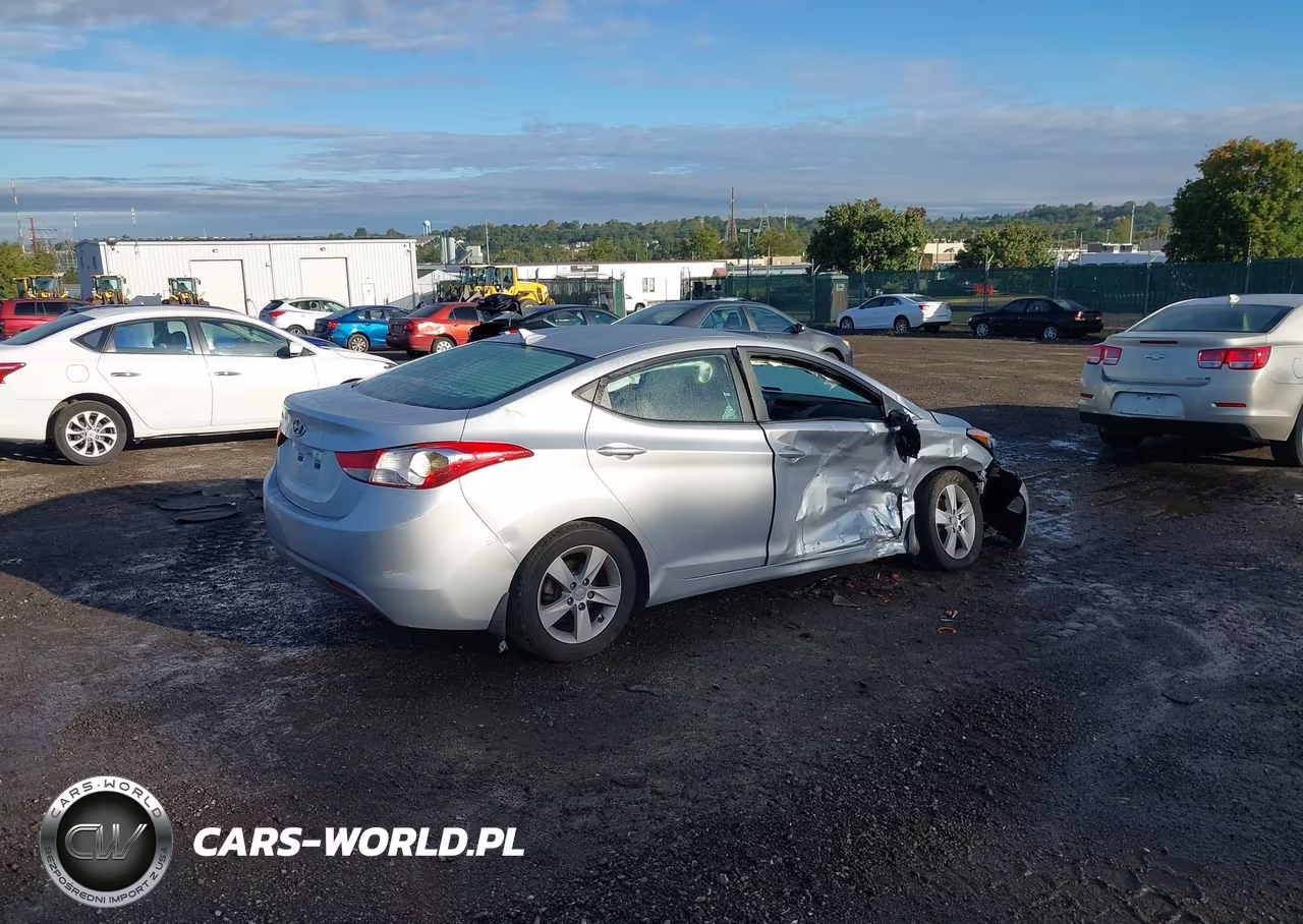 2013 Hyundai Elantra Gls VIN:5NPDH4AE2DH390698 - 4