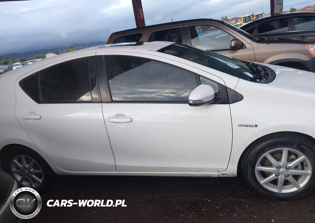 2015 Toyota Prius C Four VIN:JTDKDTB37F1105045 - 13