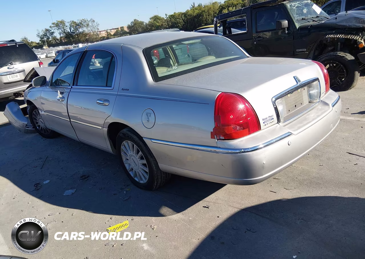 2005 Lincoln Town Car Signature VIN:1LNHM81W05Y635250 - 3