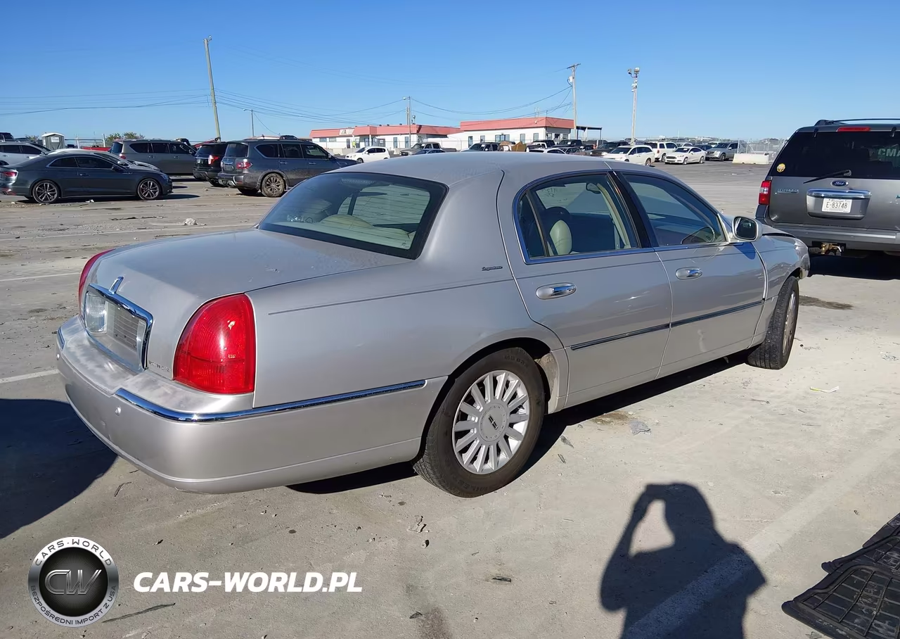 2005 Lincoln Town Car Signature VIN:1LNHM81W05Y635250 - 4