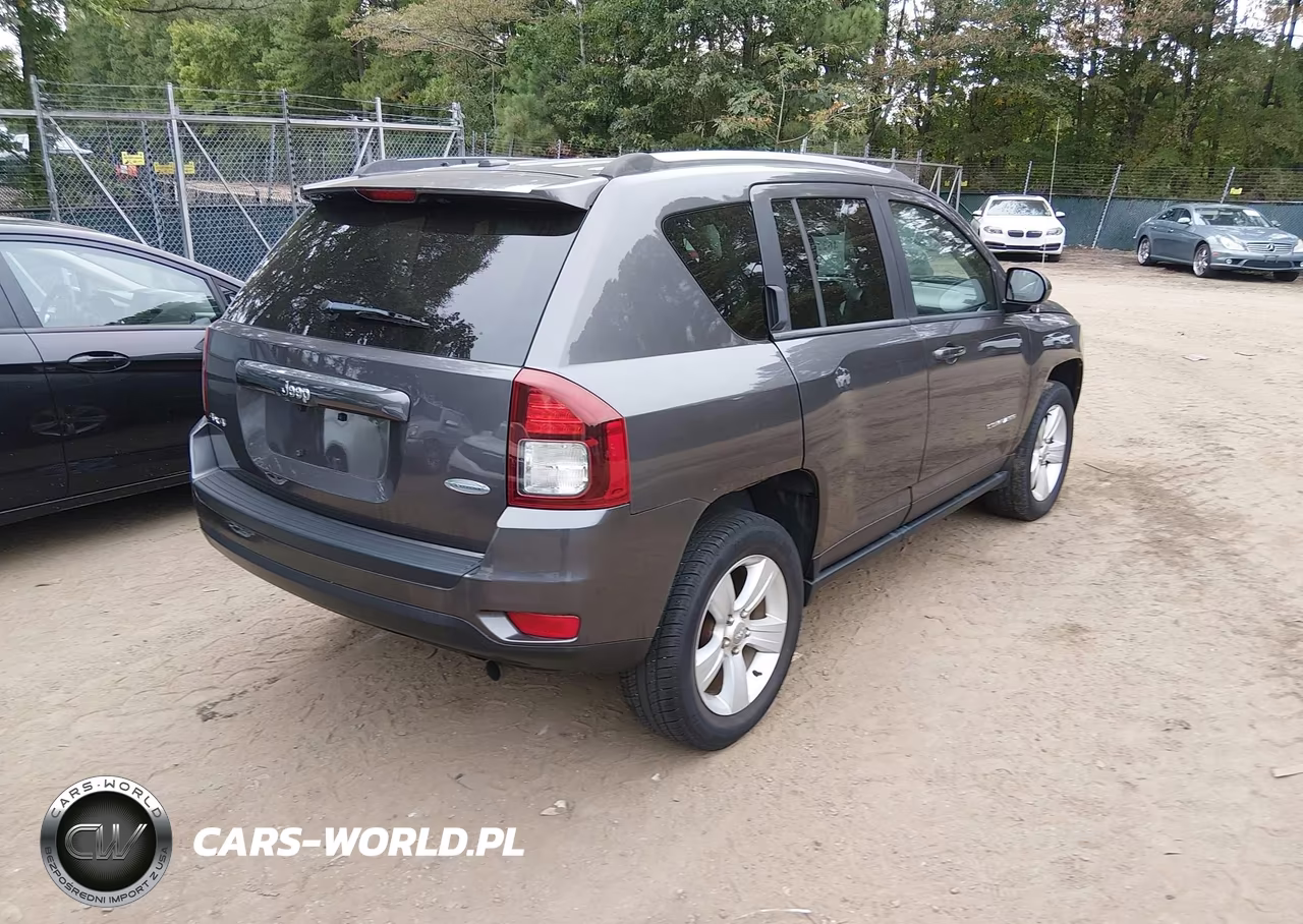 2017 Jeep Compass Latitude 4X4 VIN:1C4NJDEB7HD205016 - 4