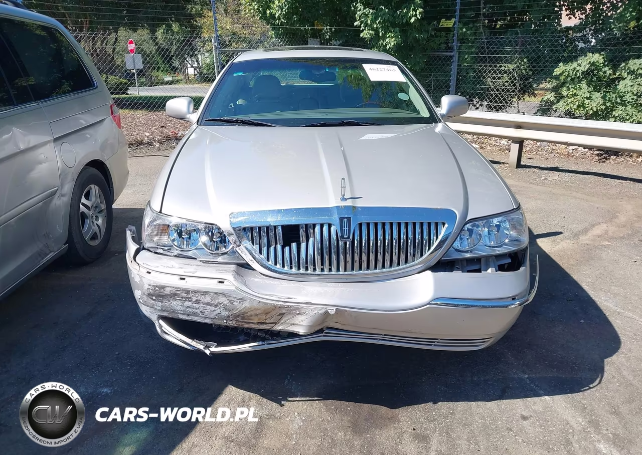 2005 Lincoln Town Car Signature Limited VIN:1LNHM82W95Y661912 - 12