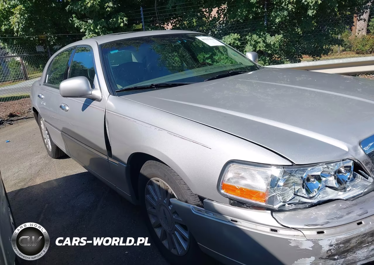 2005 Lincoln Town Car Signature Limited VIN:1LNHM82W95Y661912 - 13