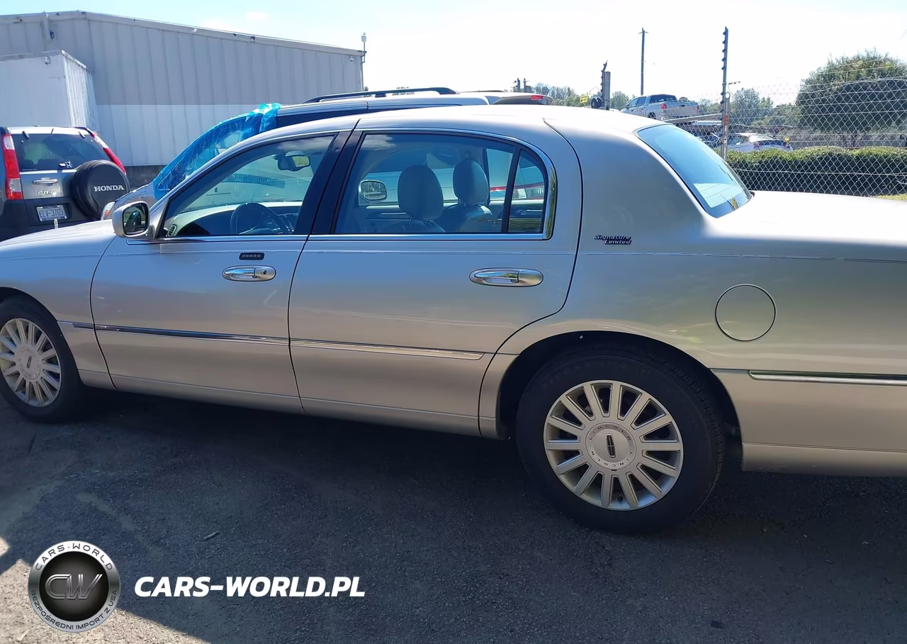 2005 Lincoln Town Car Signature Limited VIN:1LNHM82W95Y661912 - 14