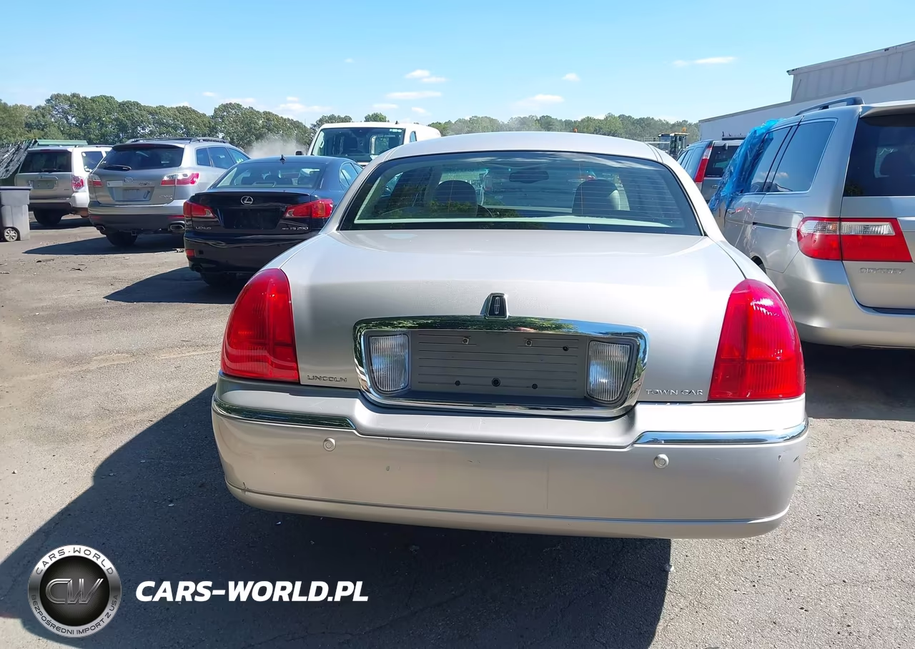 2005 Lincoln Town Car Signature Limited VIN:1LNHM82W95Y661912 - 16