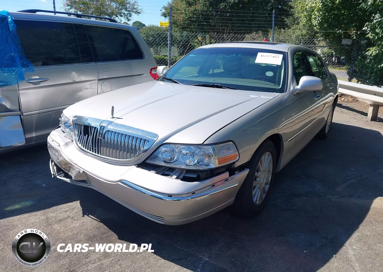 2005 Lincoln Town Car Signature Limited VIN:1LNHM82W95Y661912 - 2