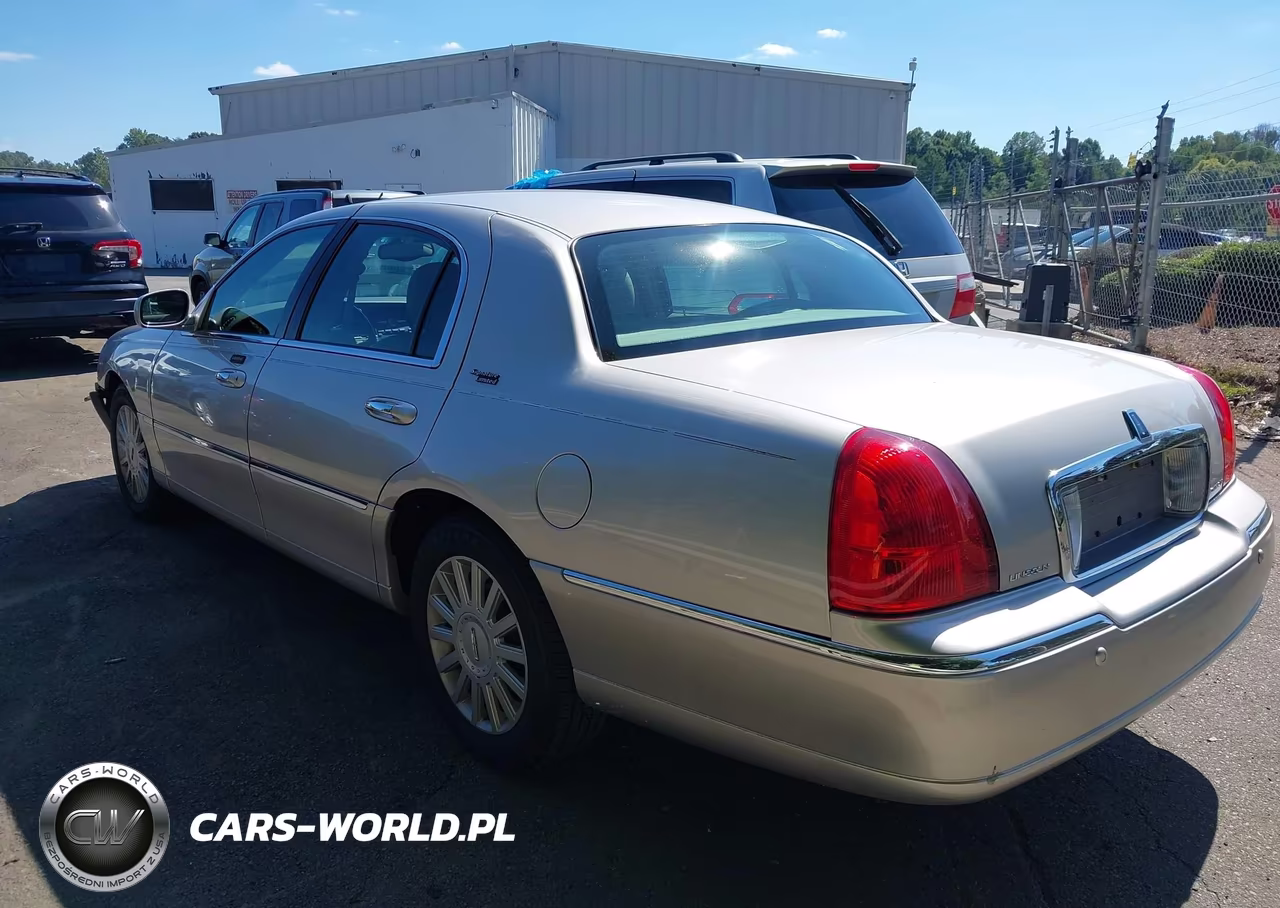 2005 Lincoln Town Car Signature Limited VIN:1LNHM82W95Y661912 - 3