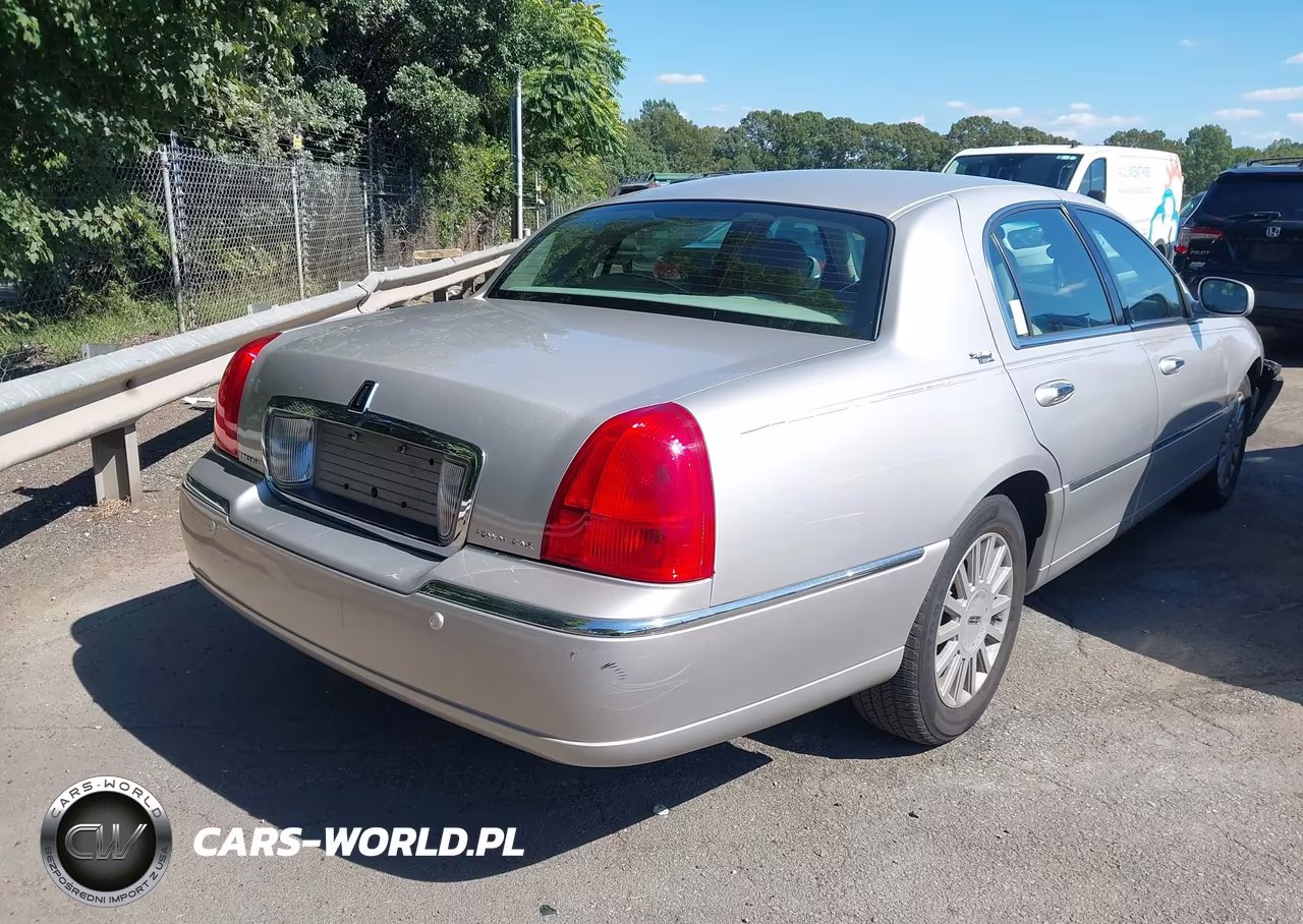 2005 Lincoln Town Car Signature Limited VIN:1LNHM82W95Y661912 - 4