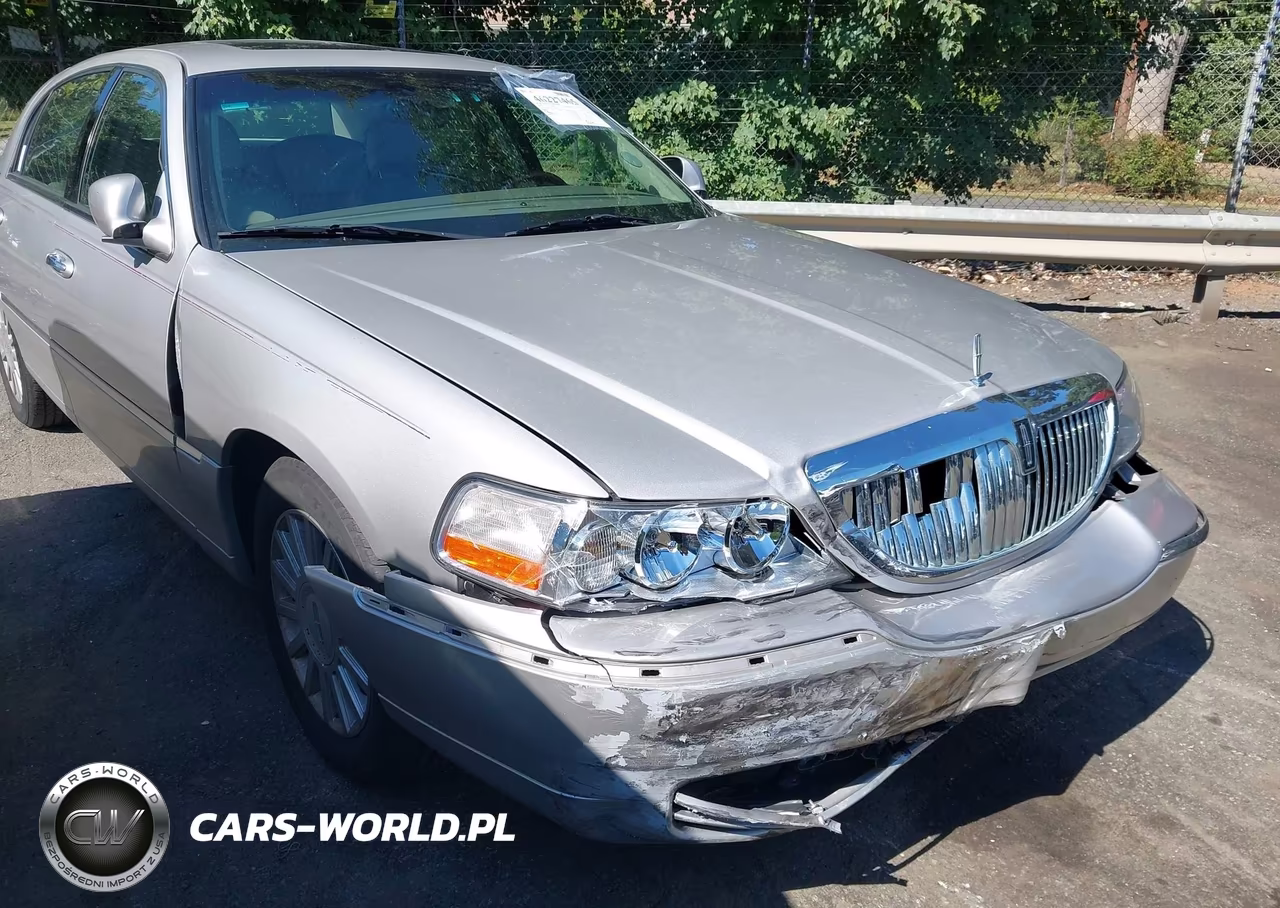 2005 Lincoln Town Car Signature Limited VIN:1LNHM82W95Y661912 - 6