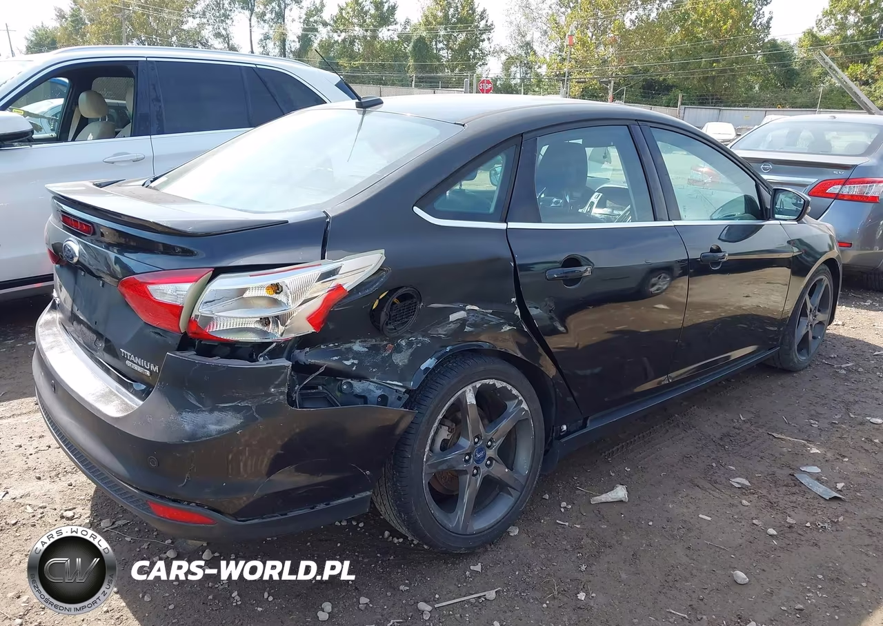 2012 Ford Focus Titanium VIN:1FAHP3J23CL370416 - 4