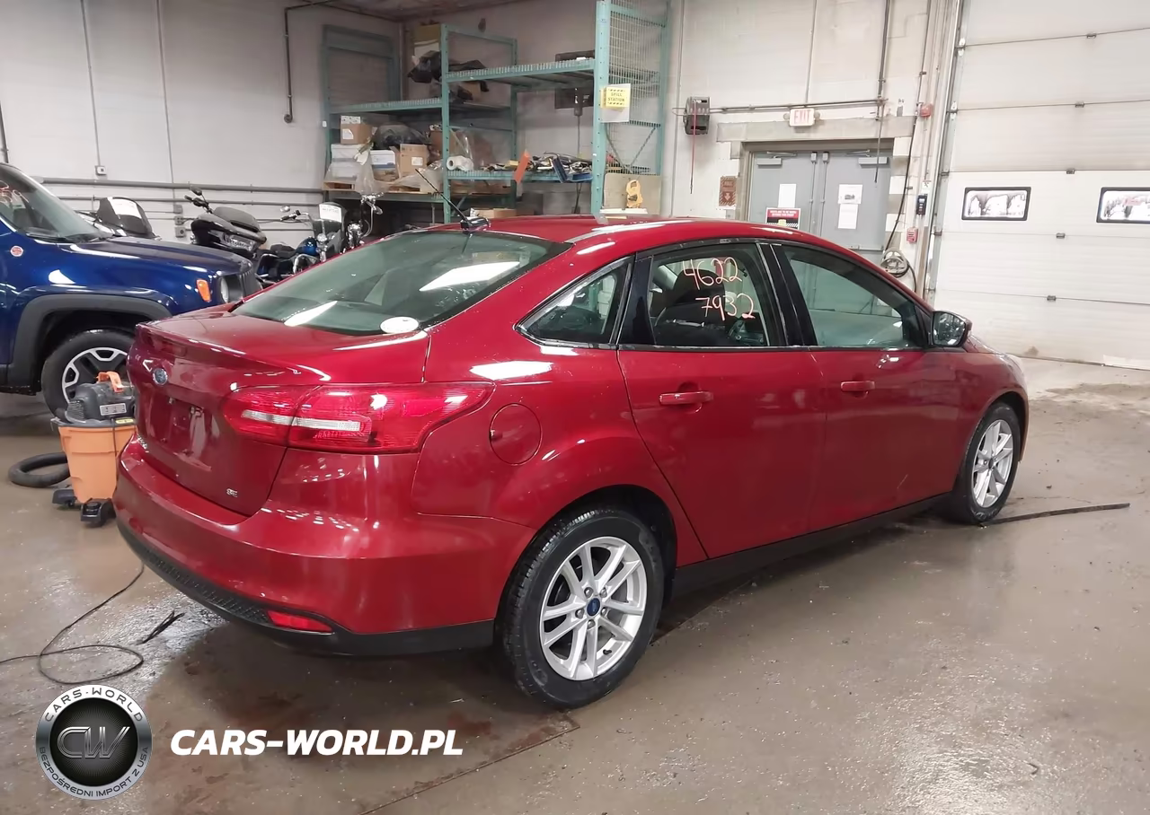 2017 Ford Focus Se VIN:1FADP3F2XHL312544 - 4
