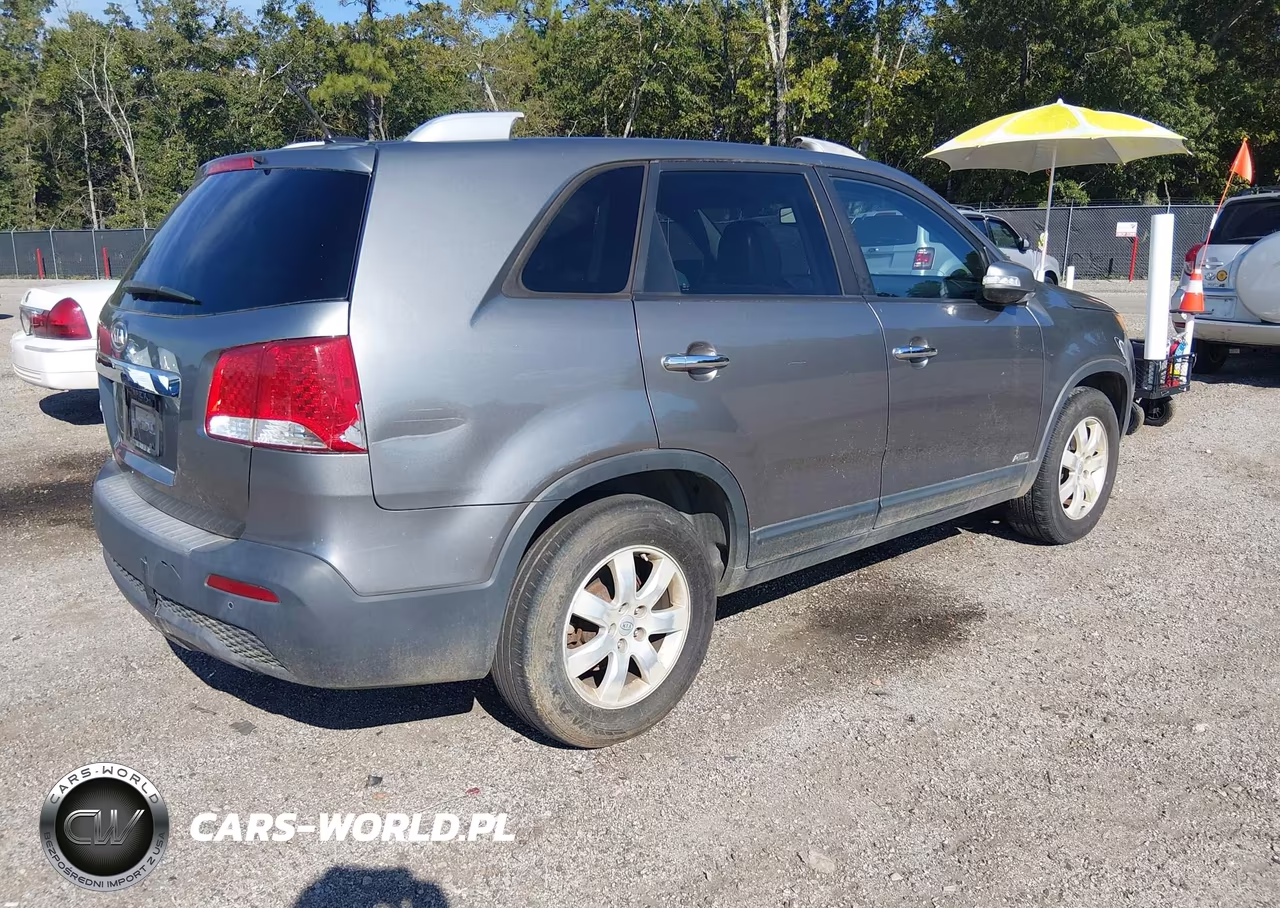 2011 Kia Sorento Lx VIN:5XYKTDA17BG155723 - 4