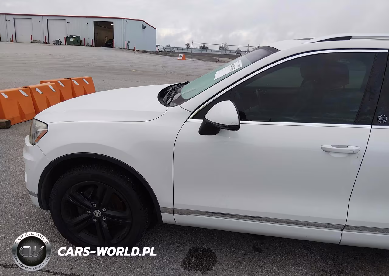 2017 Volkswagen Touareg V6 Wolfsburg Edition VIN:WVGRF7BP9HD003990 - 17