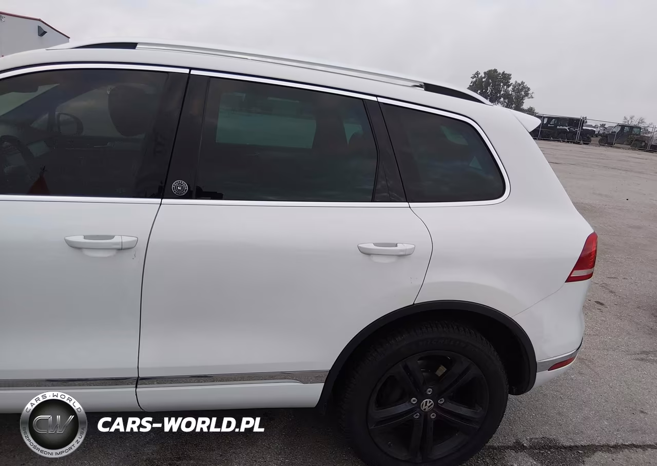 2017 Volkswagen Touareg V6 Wolfsburg Edition VIN:WVGRF7BP9HD003990 - 18