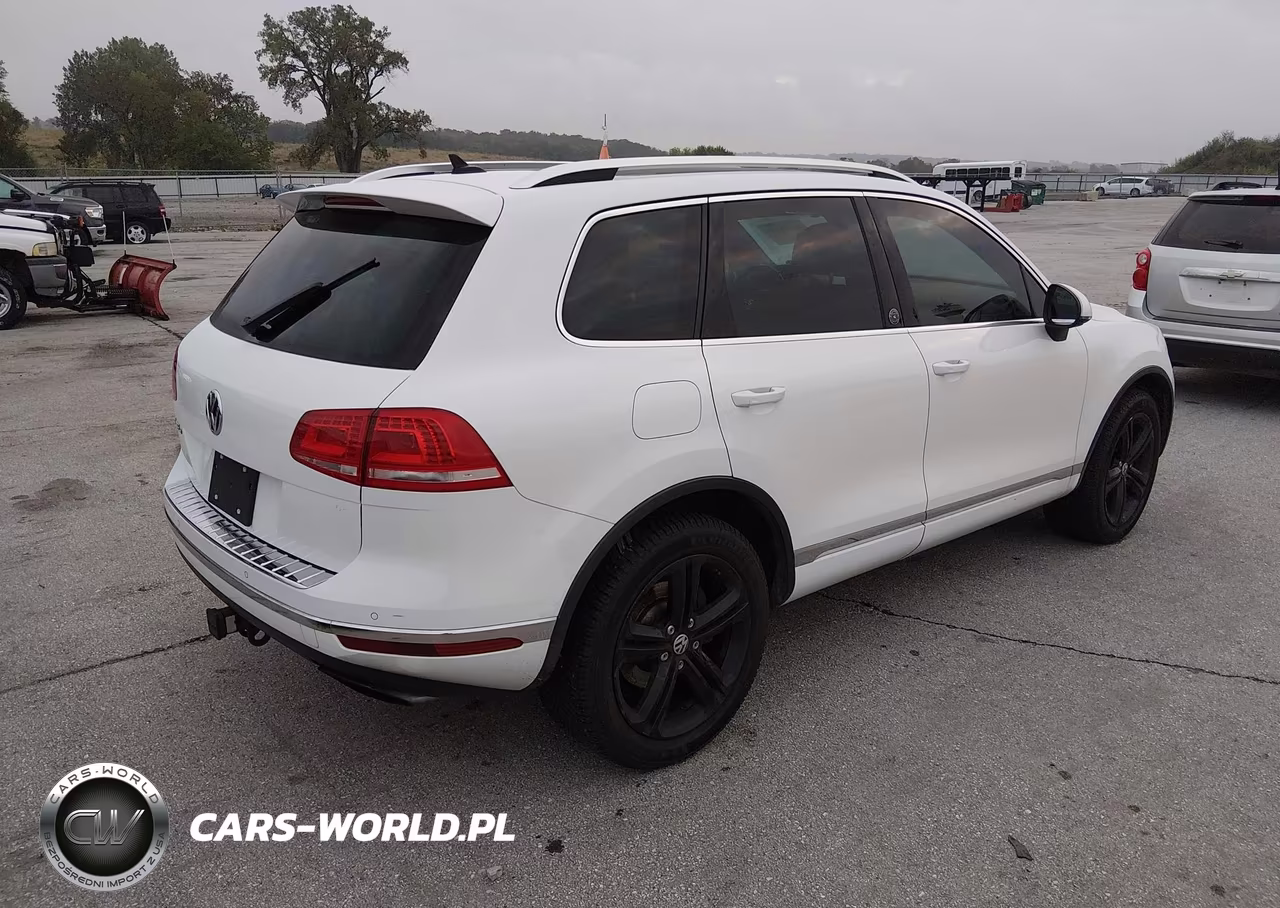 2017 Volkswagen Touareg V6 Wolfsburg Edition VIN:WVGRF7BP9HD003990 - 4
