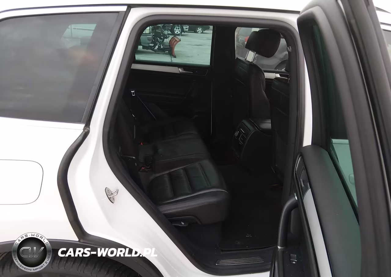 2017 Volkswagen Touareg V6 Wolfsburg Edition VIN:WVGRF7BP9HD003990 - 8