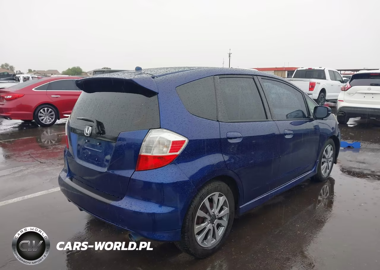 2013 Honda Fit Sport VIN:JHMGE8H58DC018019 - 4