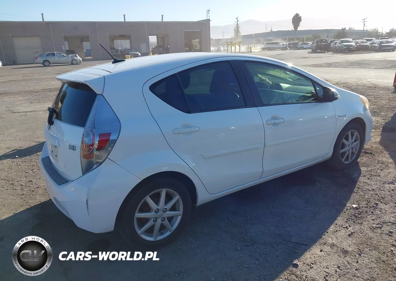2012 Toyota Prius C Three VIN:JTDKDTB34C1018201 - 4