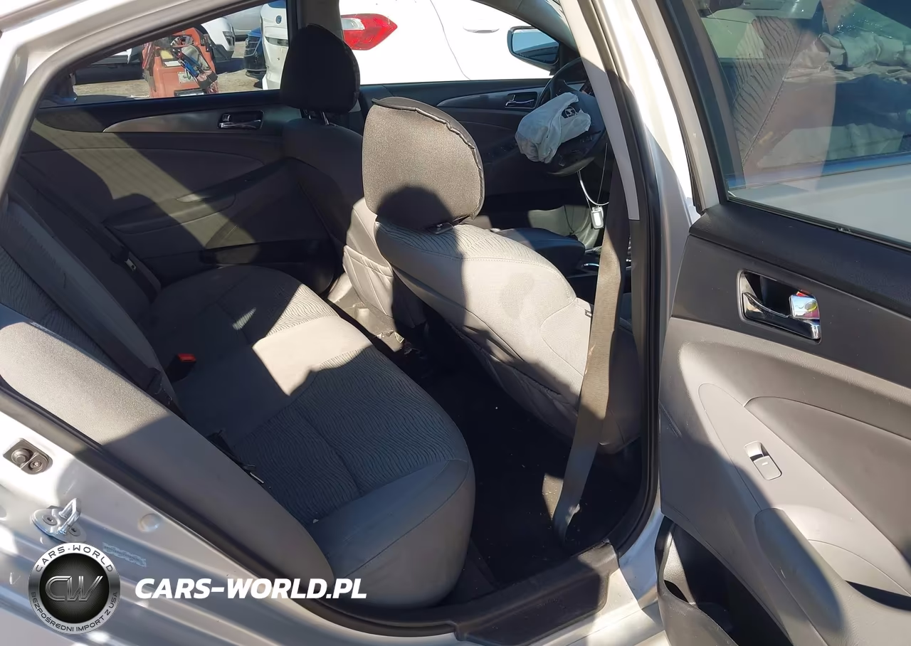 2015 Hyundai Sonata Hybrid VIN:KMHEC4A47FA137070 - 8