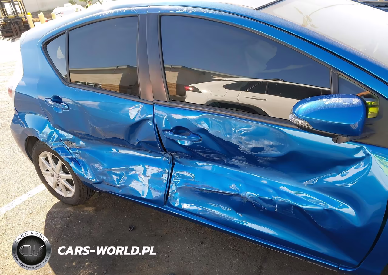 2013 Toyota Prius C Four VIN:JTDKDTB39D1043340 - 12