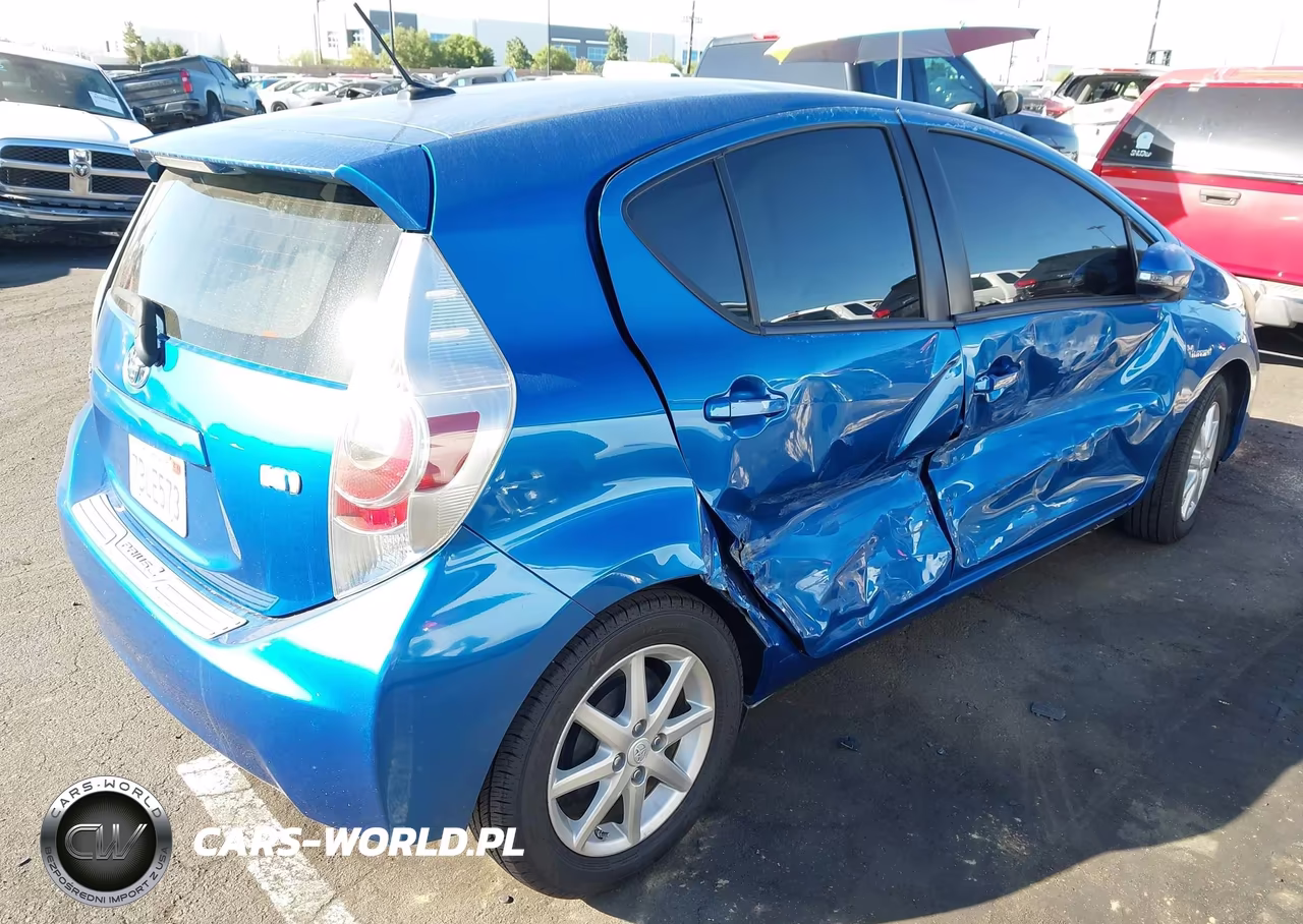 2013 Toyota Prius C Four VIN:JTDKDTB39D1043340 - 4