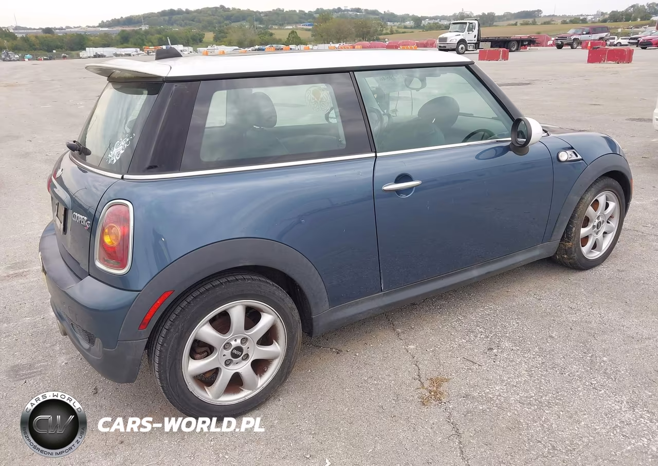 2010 Mini Cooper S VIN:WMWMF7C54ATX43452 - 4