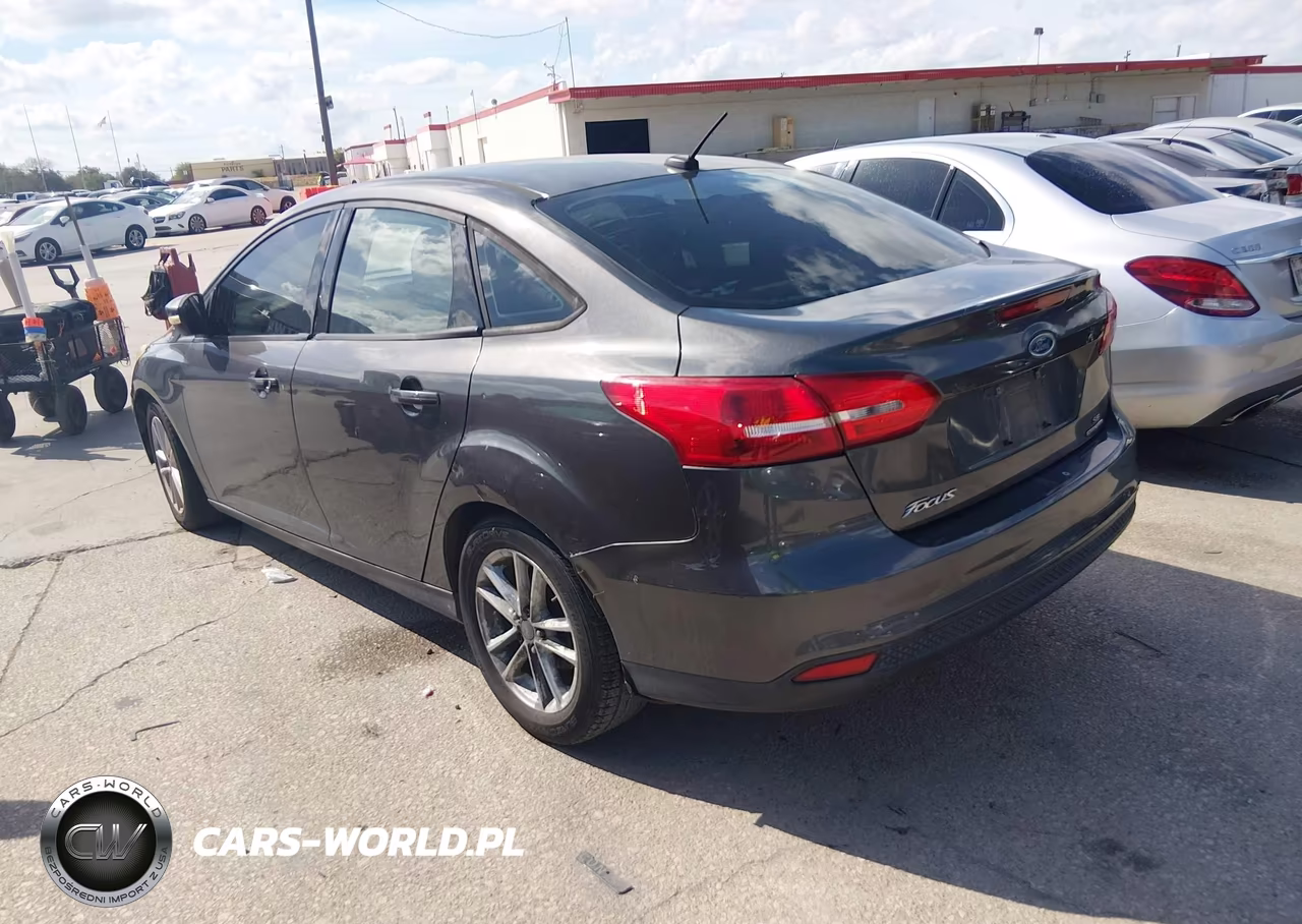 2015 Ford Focus Se VIN:1FADP3F28FL338881 - 3