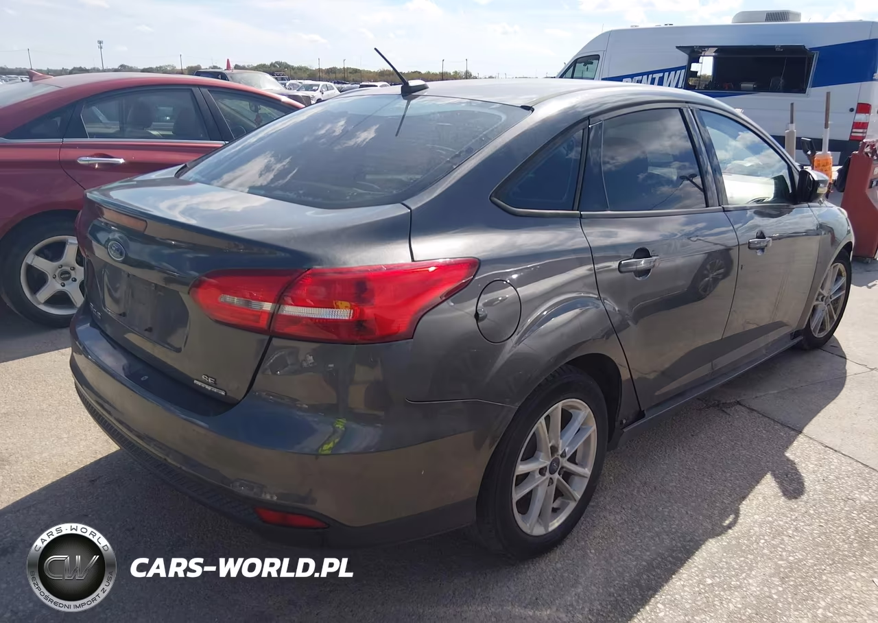 2015 Ford Focus Se VIN:1FADP3F28FL338881 - 4
