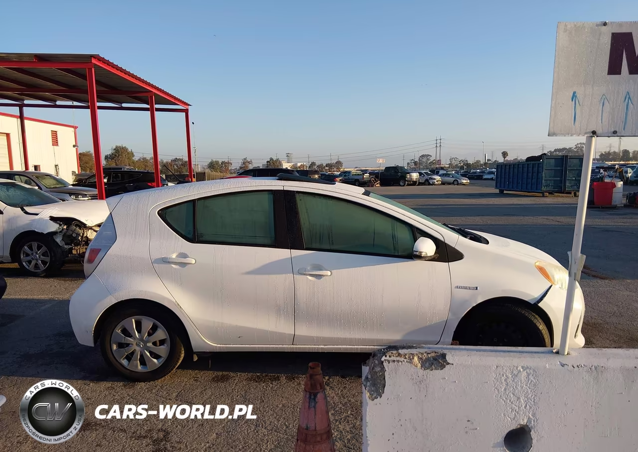2012 Toyota Prius C Three VIN:JTDKDTB3XC1021166 - 13