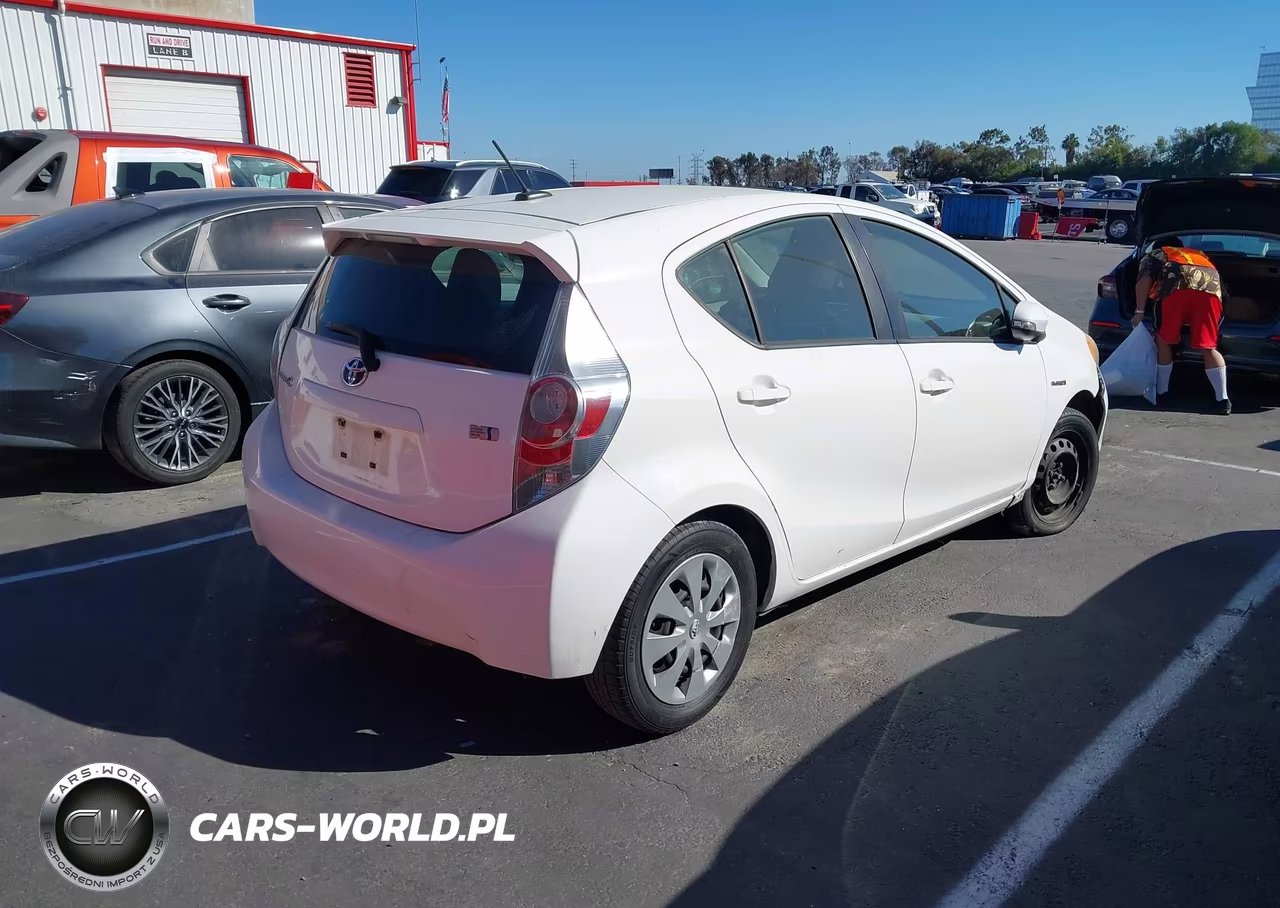 2012 Toyota Prius C Three VIN:JTDKDTB3XC1021166 - 4