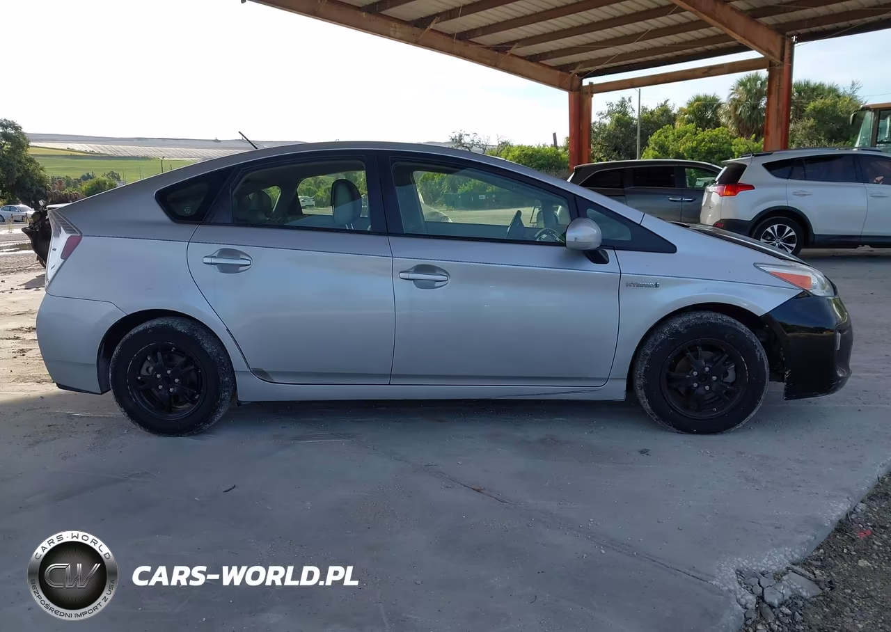 2013 Toyota Prius Two VIN:JTDKN3DU1D1642932 - 14
