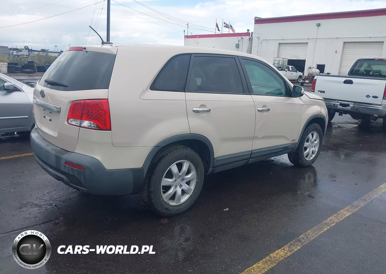 2011 Kia Sorento Lx VIN:5XYKTCA13BG022418 - 4