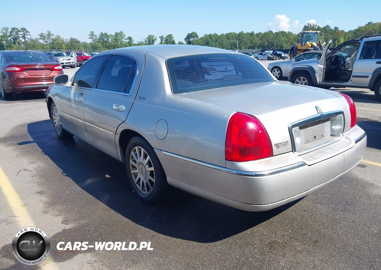 2007 Lincoln Town Car Signature VIN:1LNHM81V97Y613015 - 3
