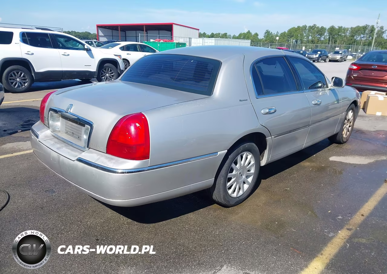 2007 Lincoln Town Car Signature VIN:1LNHM81V97Y613015 - 4