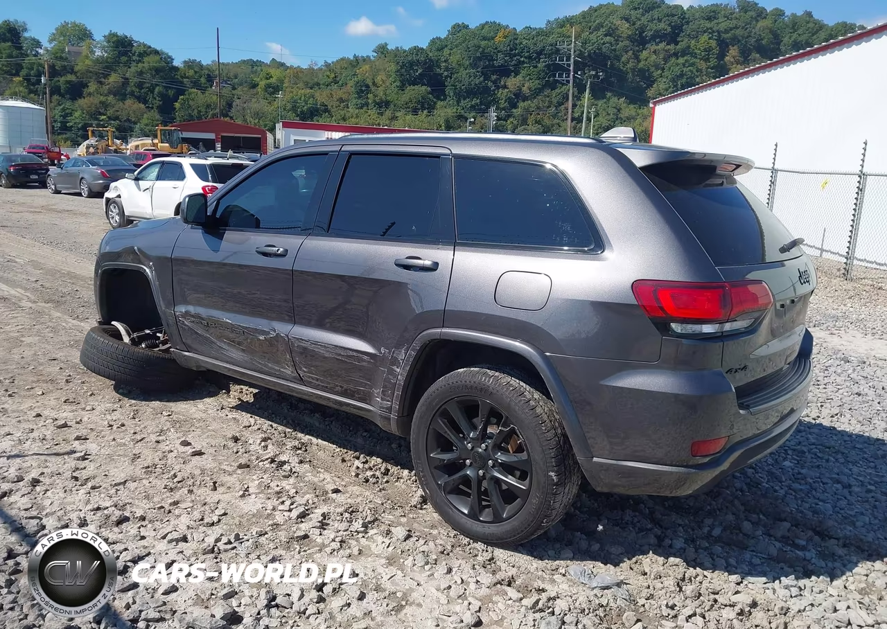 2018 Jeep Grand Cherokee Altitude 4X4 VIN:1C4RJFAG0JC267027 - 3