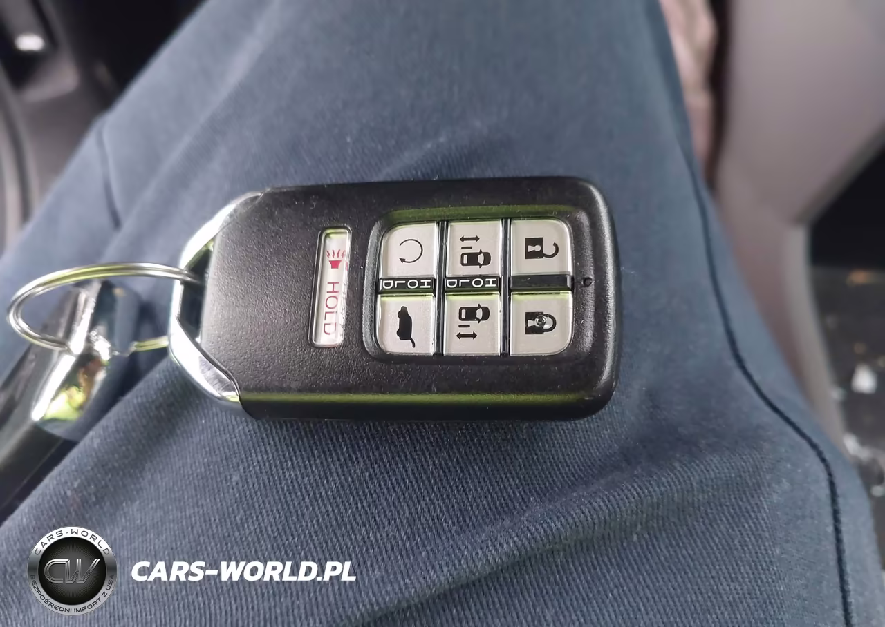 2018 Honda Odyssey Touring VIN:5FNRL6H85JB041352 - 11