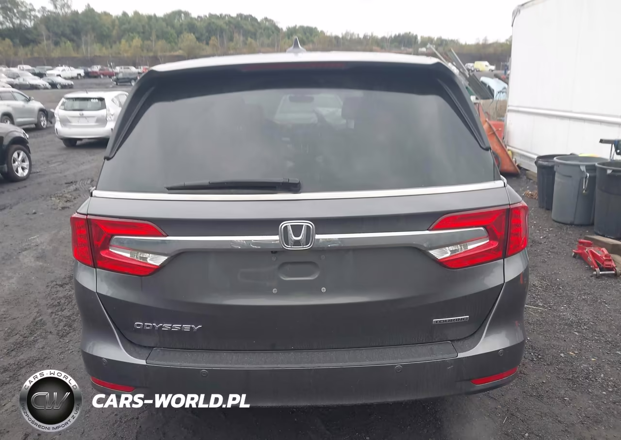 2018 Honda Odyssey Touring VIN:5FNRL6H85JB041352 - 16