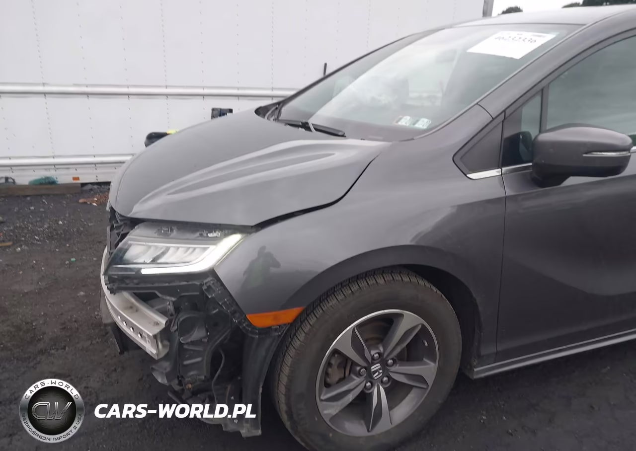 2018 Honda Odyssey Touring VIN:5FNRL6H85JB041352 - 17