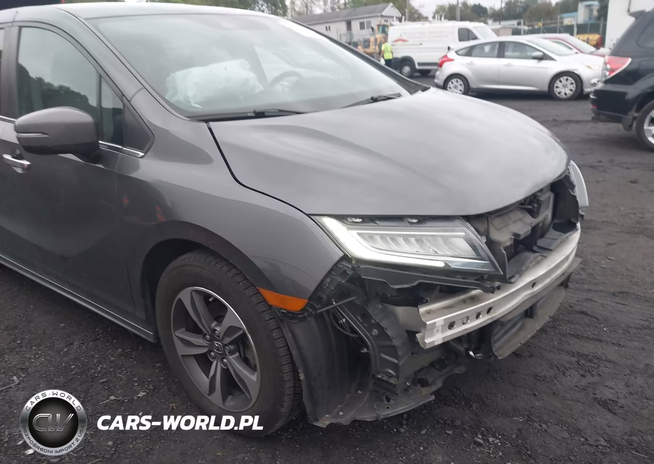 2018 Honda Odyssey Touring VIN:5FNRL6H85JB041352 - 18