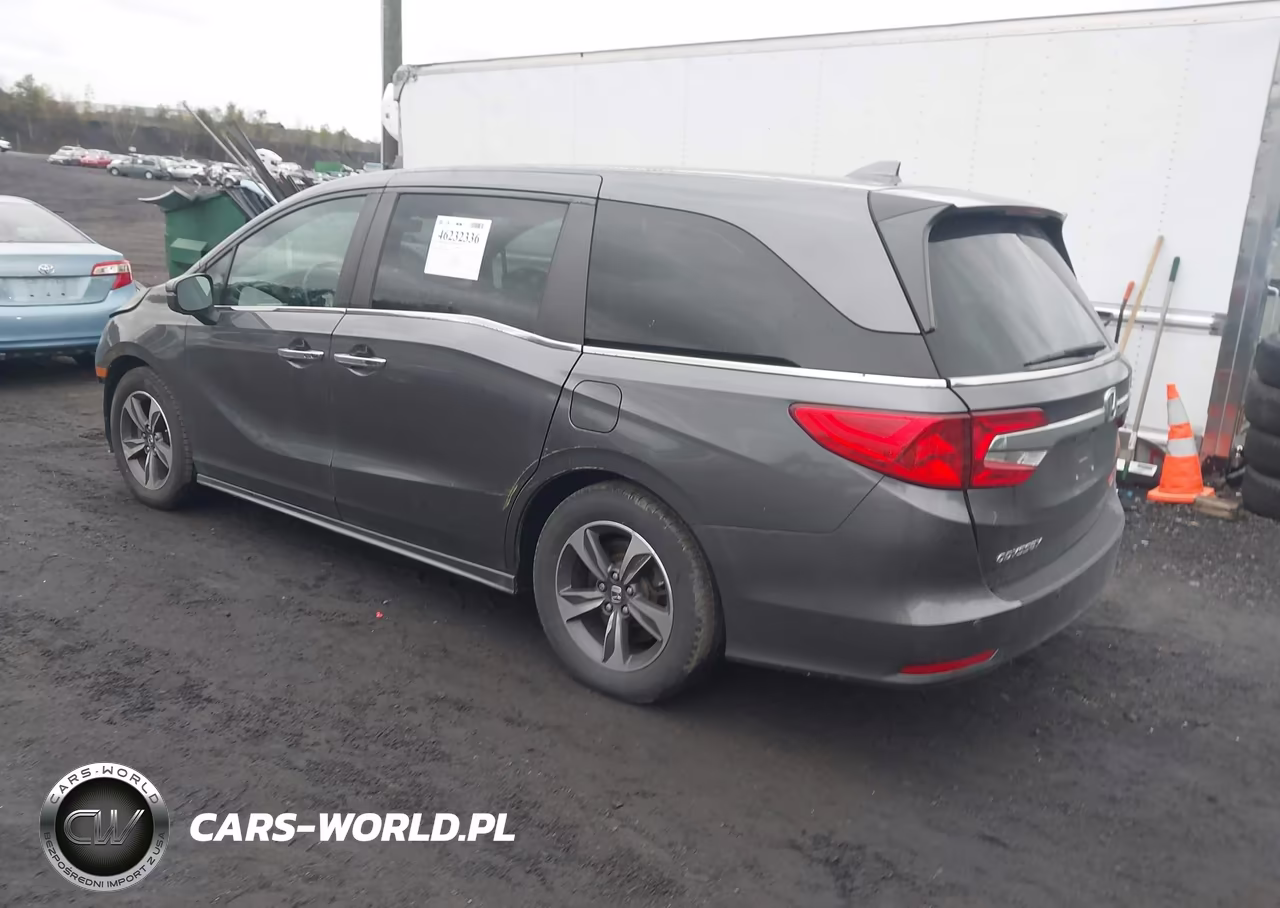2018 Honda Odyssey Touring VIN:5FNRL6H85JB041352 - 3