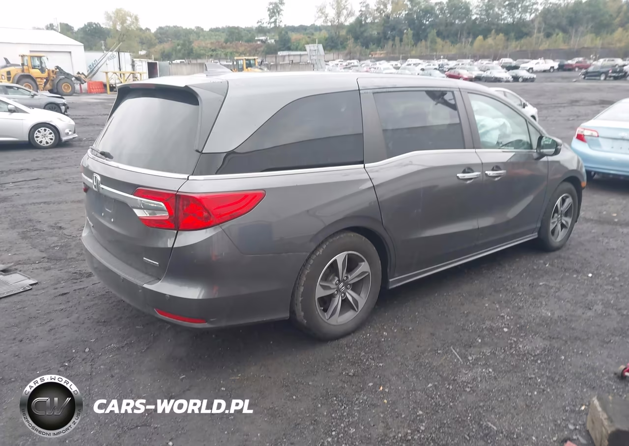 2018 Honda Odyssey Touring VIN:5FNRL6H85JB041352 - 4