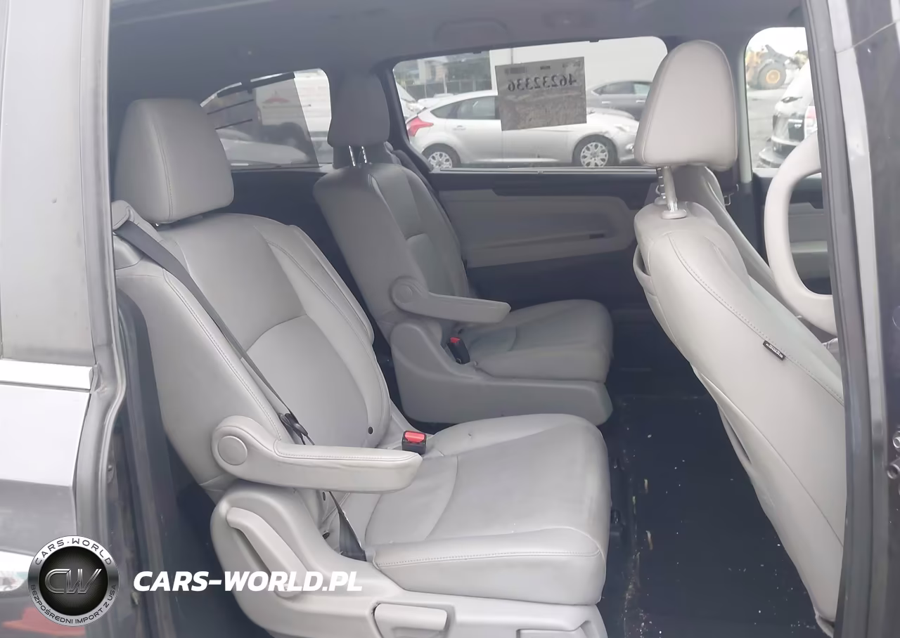 2018 Honda Odyssey Touring VIN:5FNRL6H85JB041352 - 8