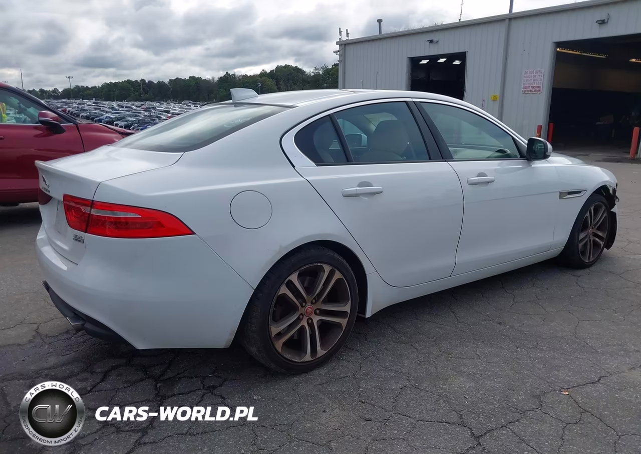 2017 Jaguar Xe 35T Premium VIN:SAJAJ4BV1HCP10697 - 4