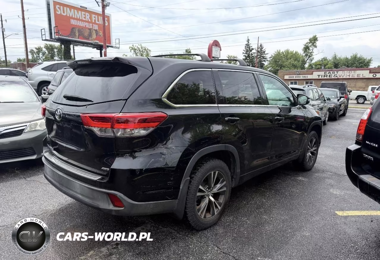 2018 Toyota Highlander Le VIN:5TDBZRFH1JS883847 - 4