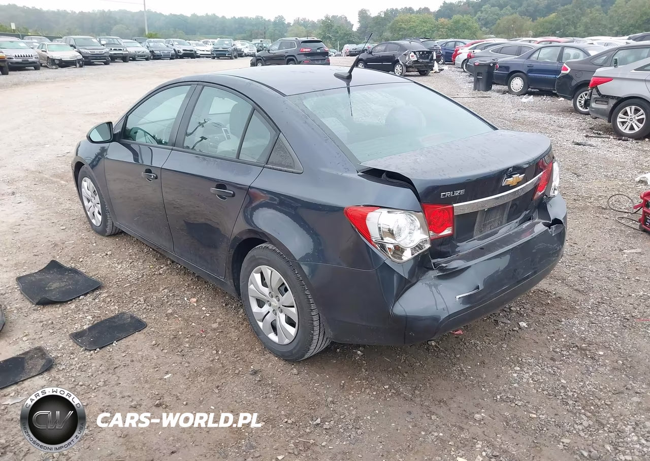 2014 Chevrolet Cruze Ls Auto VIN:1G1PA5SG4E7240677 - 3