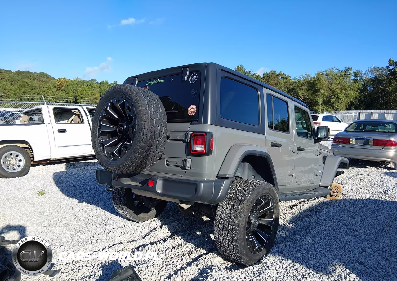 2019 Jeep Wrangler Unlimited Sahara 4X4 VIN:1C4HJXEG0KW533397 - 4