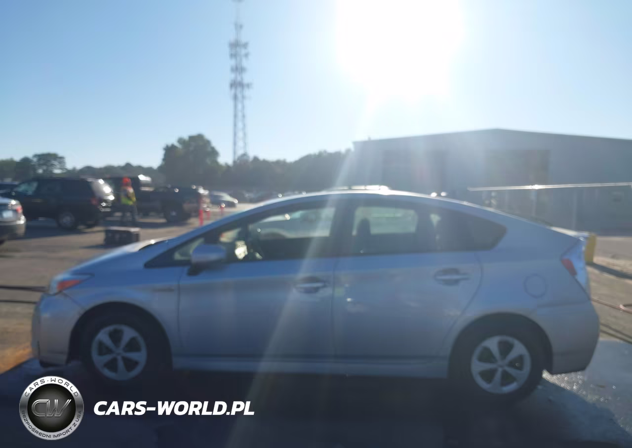 2015 Toyota Prius Two VIN:JTDKN3DU4F1896508 - 14